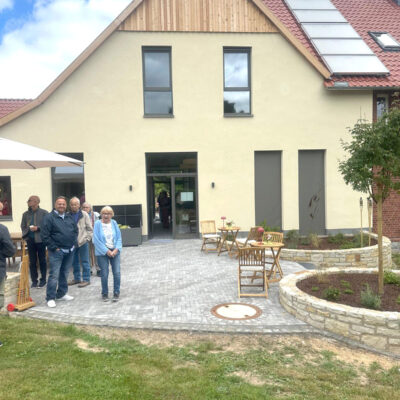 Pflasterarbeiten mit runden Beeten aus Sandsteinen